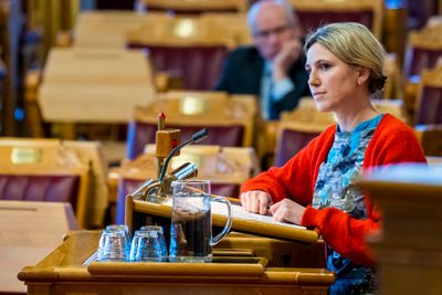 Stortingsrepresentant Sofie Marhaug (Rødt) er blant dem som er sterkt kritiske til regjeringens avgjørelse.
