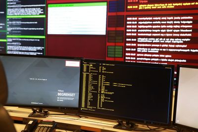 Fra kommandosentralen til Nasjonalt cybersikkerhetssenter (NCSC), som overvåker digitale angrep og trusler mot norske interesser.