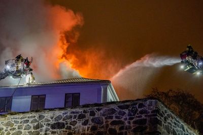 Sannsynligvis utviklet brannen seg i skjulte hulrom før den brøt ordentlig ut, mener politiet.