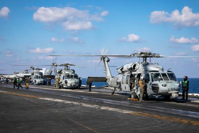 Seahawk-helikoptre på dekket på USS George H.W. Bush i Det joniske hav i slutten av januar.