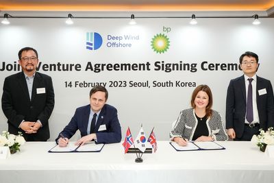 Partnerskapsavtalene ble signert i Seoul tirsdag. (F.v.) Country manager i Sør-Korea og Program Director for JV-et Ho Keun Song i Deep Wind Offshore, CCO Hans Petter Øvrevik i Deep Wind Offshore, Head of Business Development offshore wind new market Anya Hoff i BP og Head of BP Korea Jin Wook Lee.