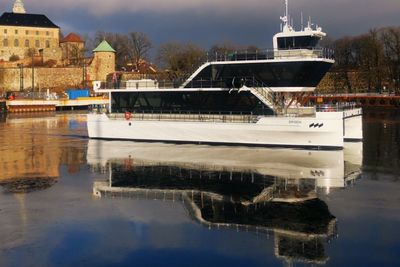 MS Brisen skal seile med turister i Oslofjorden. Rekkevidden er 100 nautiske mil med batterikapasitet på 800 kWh. Fartøyet er 24 meter langt og 11 meter bredt, bygget i karbon hos Brødrene Aa. Det har i likhet med søsterskiepen plass til 147 passasjerer og et mannskap på tre. 