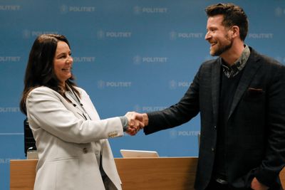 Administrerende direktør i Telenor Norge, Birgitte Engebretsen og plattformdirektør i Politiets IT-enhet, Erlend Wiig, fotografert under signeringen av SD-WAN-kontrakten.