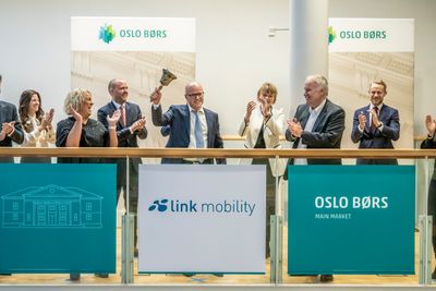 Her ringer nåværende toppsjef i Link Mobility, Thomas Berge, i klokka for å markere notering på Oslo Børs i 2020. Styreleder Jens Rugseth til høyre for Berge.