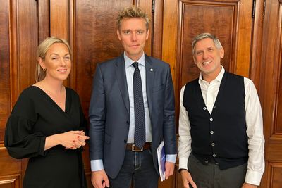 Sunniva Rose og Jonny Hesthammer (t.h.) fra Norsk Kjernekraft AS hadde et tre timer langt møte med forskningsminister Ola Borten Moe. 
