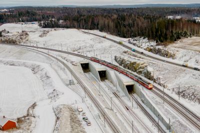 Evalueringen av Follobanen skal utarbeides av PwC. På bildet er inngangene til Blixtunnelen og Roåstunnelen fra Ski i retning Oslo S.