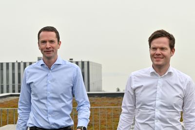 Terje Rosquist Tofteberg (til venstre) og Einar Eilertsen har begge tung kompetanse innen kjemi, materialvitenskap og nanoteknologi, samt finans. Her er de på verandaen på taket i Aker-bygget på Fornebu.