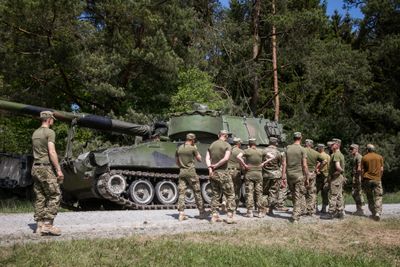 Norsk personell gir ukrainske soldater opplæring i bruk og vedlikehold av M109-artilleriet i Tyskland i mai 2022. Norge har donert 23 slike skyts, samt ammunisjon og reservedeler.