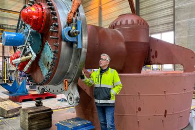  Kjartan Grimstad ser over reservedelen til thrusteren (bak) etter at den er ferdig printet.