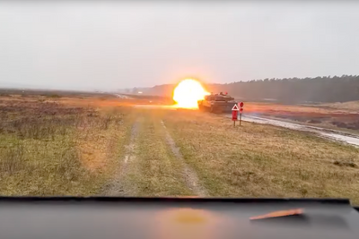 Skjermbilde fra videoen fra det tyske øvingsfeltet der ukrainske soldater trenes opp på Leopard 2A6.