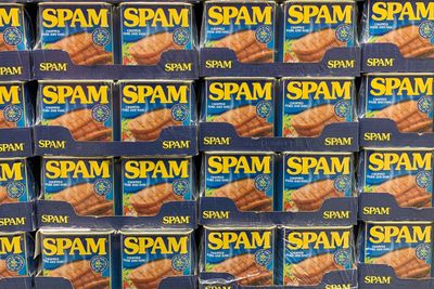 Bokser med matproduktet spam, salt svinekjøtt på hermetikk. Gjentakende spam dukket først opp i en Monty Python-sketsj om en lite oppfinnsom restaurantmeny. Den for enkelte uappetittelige retten ble senere selve symbolet på uønsket epost.