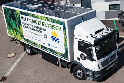Denne Framo el-lastebilen på 18 tonn får i snitt 13 prosent av energien fra solcellene på taket. Når forholdene er gunstigst kommer hele 25 prosent av energibruken fra solen.