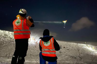 En drone med påmontert skredsøker på øvelse i Troms. Det er den første fungerende skredsøkeren for drone i verden. Nå vil det norske selskapet sende falske basestasjoner opp i lufta for å finne savnede.