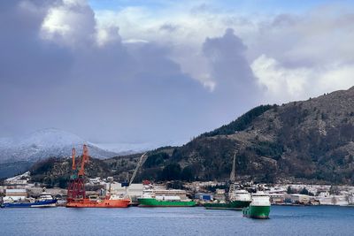 Green Yard Kleven skal i 2026 levere et feltserviceskip, «Field Support Vessel», til det rumenske energiselskapet OMV Petrom. Skipet på 89,5 meter er designet av Marin Teknikk med betegnelsen MT-6067 FSV flerbruksfartøyet. Det har sengeplass til 90 og W2W gangvei og offshorekran. 