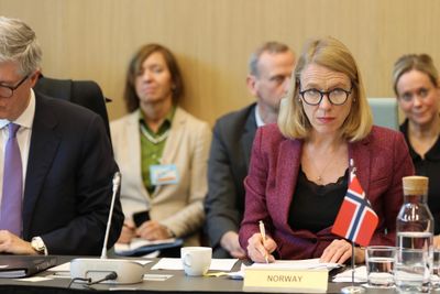 EU-ambassadør Rolf Einar Fife og utenriksminister Anniken Huitfeldt på EØS-møte i Brussel i 2022. 