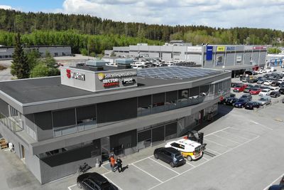 Solcellespesialisten har avdelinger over hele landet. Ved hovedkontoret i Fredrikstad bruker de taket til å teste både paneler og montasjesystemer. I skogkanten i bakgrunnen har de også en treningspark med ulike taktyper hvor montørene kurses.