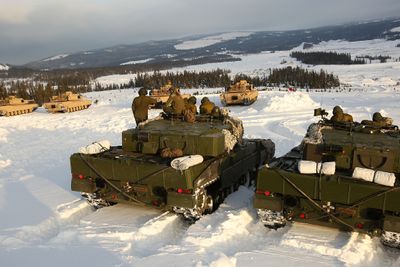 Norske Leopard 2-besetninger observerer det amerikanske marinekorpset som skyter skarpt med sine M1A1 Abrams-stridsvogner på Rena 25. februar 2016, i forkant av Cold Response-øvelsen dette året.