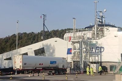 Tankvogn med flytende hydrogen på kaia. LH2 føres via fylletårnet over i tanken på dekk. Siden nyttår er havnetester gjennomført. I mars blir det sjøprøver og deretter kan MF Hydra starte ordinær rutedrift.
