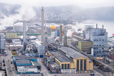 Herøya Industripark i Porsgrunn er et av stedene hvor det kanskje kan åpnes for mer forbruk også i dagens strømnett. 