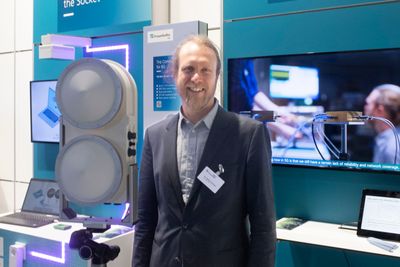 Dr. ing. Robert Elschner ved Fraunhofer Heinrich Hertz Institute (HHI), her fotografert på deres stand under Mobile World Congress i Barcelona 2023. Systemet sender og mottar på dedikerte antenner. 