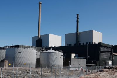 Oskarshamn 3 produserer normalt 1400 megawatt i året. Fra fredag stenger reaktoren for å gjøre vedlikehold etter en drivstofflekkasje.