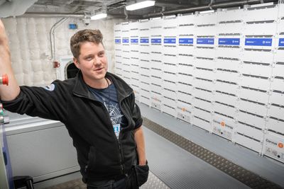 Seam har levert overvåkings- og kontrollsystemer til MF Hydra, og skal nå gjøre det samme til de to hydrogenfergene til Torghatten. Her maskinsjef på Hydra, Øyvind Tveitan Lovra. Han er svært fornøyd med arbeidshverdagen på fergen.