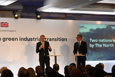 BP-sjef Bernard Looney (t.v.) og Aker-sjef Øyvind Eriksen vil styrke partnerskapet. Her er de sammen på scenen under den britisknorske energikonferansen i London.