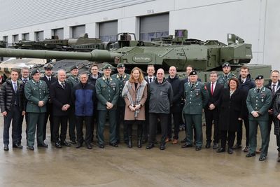 Kontrakten om minst 54 Leopard 2A7 ble undertegnet i München fredag 17. februar. Denne stridsvogna er utstyrt aktivt beskyttelsessystem (APS) fra Eurotrophy, et selskap som israelske Rafael, General Dynamics European Land Systems (GDELS) og KMW har opprettet for produksjon og salg av APS-teknologien for det europeiske markedet.