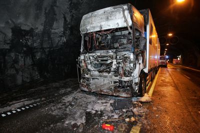 STAVANGER 20060920Ingen ble skadd etter at det brøt ut brann i en lastebil i Mastrafjordtunnelen  ...