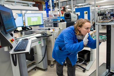 Prosesskontrollør Margrethe Vindorum Sveen tar siste inspeksjon av kretskortene før de går ut av maskinparken. Hun analyserer røntgenbilder, vurderer eventuelle skeive komponenter og tinnmengde og plukker ut ikke-godkjente kretskort til ny justering.
