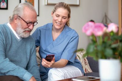 Telenor peker på eldrebølgen som en av årsakene til at det er viktig med digitalisering innen helse og omsorg.