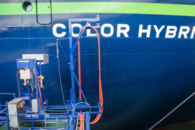 Color Hybrid kan seile i 30 minutter til og fra kai i Sandefjord og alder med landstrøm. 