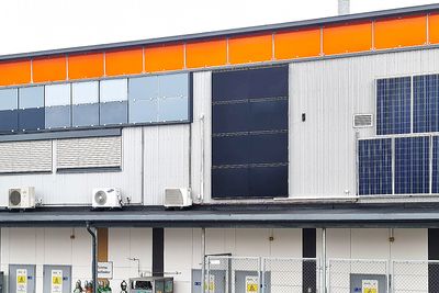 De samme solcelletypene er testet i Norge og Frankrike. De hvite panelene oppe til venstre uten isolasjon på baksiden produserte mest strøm.