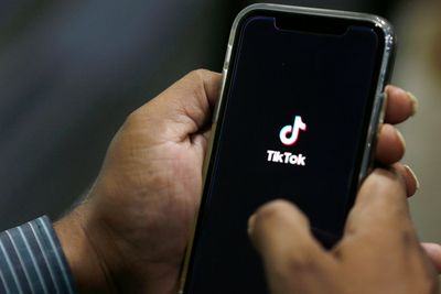 Per Willy Amundsen har foreslått at NSM skal lage konkrete mobilråd for Tiktok og andre apper. Nå har justisministeren bedt NSM vurdere nettopp det.