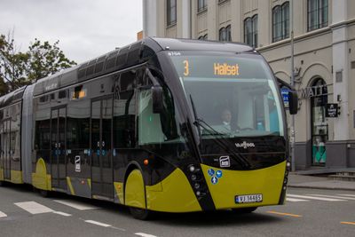 Det er store metrobusser, som disse dobbelleddbussene fra Van Hool, som potensielt kan bli helektriske med lading i bakken i Trondheim i fremtiden.