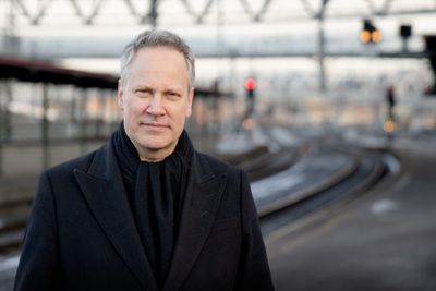 – Folk opplever for ofte at toget ikke kommer og går når det skal, sier samferdselsminister Jon-Ivar Nygård. Nå vil han dele ut milliarder til kollektivtrafikken i Oslo og omegn.