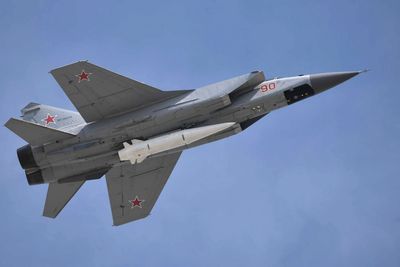 MiG-31K med underhengende hypersonisk ballistisk missile av typen Kh-47M2 Kinzhal over Moskva i forbindelse med seiersdagfeiringa i 2018.