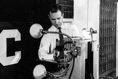 Frank Rosenblatt demonstrerer forløperen for dagens dype nevrale nettverk, Mark 1 Perceptron.