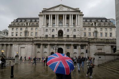 En rekke selskaper både i USA og Storbritannia forsøker å finne ut hvordan de skal greie seg etter at Silicon Valley Bank ble stengt av amerikanske myndigheter fredag. Banken har et britisk datterselskap. Bildet er av Bank of England, sentralbanken i London.