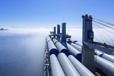 Pilotprosjektet «Ammonia Powered Bulk Carrier» i regi av Grønt skipsfartsprogram konkluderer med at det trengs incentiver i form av CO2-skatt og tilgang på ammoniakk i flere havner. Piloten studerte ombygging av et Grieg-skip på 50.000 dødvekttonn. Skipene seiler med mange typer bulk- og tørrlast opp mot 5.000 nautiske mil.