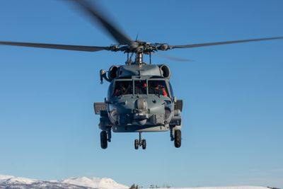 Dansk Seahawk-helikopter på besøk på Maritim Helikopterving under øvelsen Joint Viking.