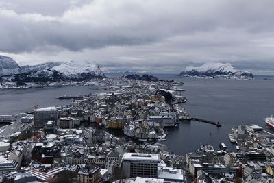 Ålesund sykehus ligger på Åse, rundt ni kilometer øst for bykjernen.