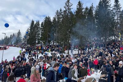 Holmenkollen under skifestivalen i helga. Telenors mobilmast sees til venstre i bildet.