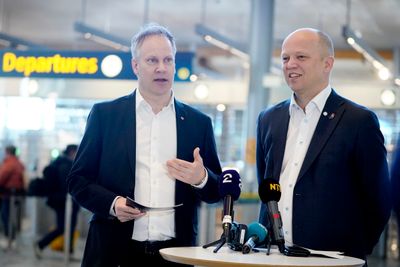 Samferdselsminister Jon-Ivar Nygård og finansminister Trygve Slagsvold Vedum på Oslo Lufthavn Gardermoen onsdag.