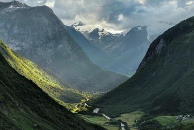 Riksvei 15 gjennom Hjelledalen i Stryn er en del av kontraktsområdet. Bildet er tatt fra utsiktsplassen ved Ospelitunnelen på Strynefjellet.