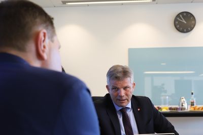 Rederiforbundet presenterte onsdag 15. mars en ny Konjunkturrapport. Fiskeri- og havminister Bjørnar Skjæran prøvde å berolige Harald Solberg i Norges Rederiforbund (med ryggen til) med at det ikke blir noen overraskelser med de politiske rammebetingelsene i overskuelig framtid. 