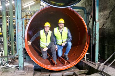 Erik Larnøy (t.v.), og Johan Biørnstad i tanken som nå er behandlet med epoxy for å tåle sitronsyren i den nye impregneringen.