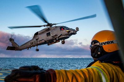 Et MH-60R lander på «Hvidbjørnen», et inspeksjonsskip i Thetis-klassen, utenfor Grønland i november 2020.