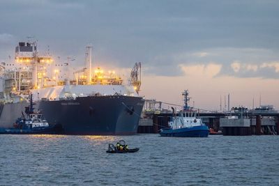Höegh Esperanza kom til Tyskland i desember. På rekordtid hadde havna i Wilhelmshaven gjort klar en brygge og bygget infrastruktur. Skipet kan motta, lagre og regassifisere flytende, nedkjølt gass og sende den inn i gassrørledningsnettet i Tyskland