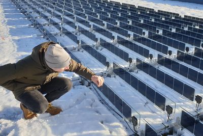 Selv om det har vært en snørik vinter, har solcellene til Over Easy Solar produsert strøm nesten hver dag.